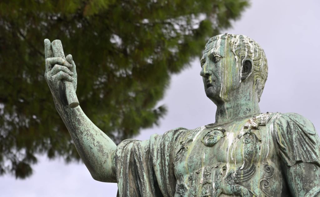 Roma İmperatoru heykəli